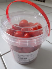 Tomaten in Plastikeimer verpackt