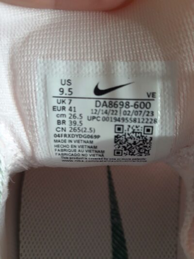 QR-Code in der Schuhlasche eines Nike Laufschuhs